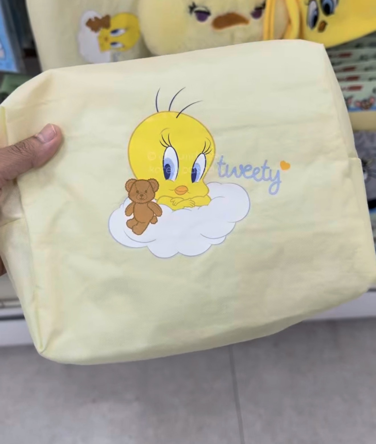 [DAISO] Tweety Bird Yellow Light Pouch